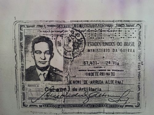 Reproduo da carteira de identidade de Benoni Albernaz, adulterada por ele para incluir a patente de Coronel