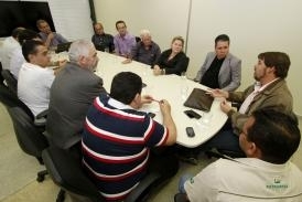 Reunio com empresrios sobre obras no trevo do Santa Rosa