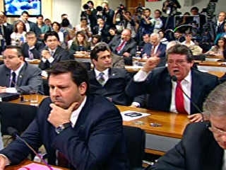 Em discurso e aps ser interrogado por parlamentares, ele voltou a afirmar que  amigo de Cachoeira