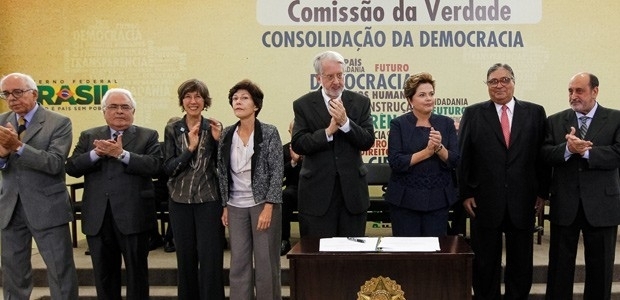 Os integrantes da Comisso da Verdade ao lado da presidente Dilma Rousseff