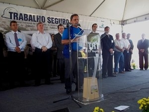 Presidente do SINTRAICCCM, Joaquim Santana, fazendo uso da palavra durante ato pblico