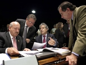 Os senadores Luiz Henrique (PMDB-SC) e Jorge Viana (PT-AC) - ambos sentados -