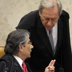 O presidente do Supremo, Carlos Ayres Britto, conversa com o ministro Ricardo Lewandowski