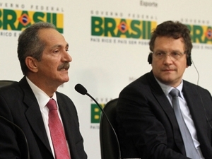 O ministro do Esporte, Aldo Rebelo, e o secretrio-geral da Fifa, Jrme Valcke, durante entrevista  imprensa