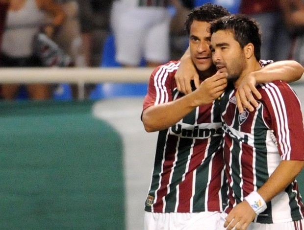 Fred e Deco comemoram o gol do Fluminense