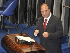 O ministro Fernando Bezerra fala  comisso representativa do Congresso Nacional 