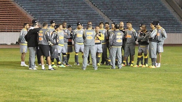 Time reunido no centro do campo no treino em Nagoya