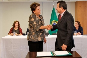 Governador Silval Barbosa cumprimentado pela presidenta Dilma Roussef em evento oficial no Palcio do Planalto