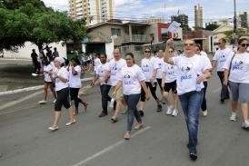Primeira-dama e secretria da Setas, Roseli Barbosa, participa da Caminhada pela Paz nas ruas de Cuiab