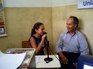 Andrezza entrevista Joo Pacheco, Embaixador da Unio Europia, em visita  Rdio Comunitria Zumbi dos Palmares.