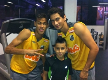 Neymar posta foto no Twitter ao lado de Ganso e do filho do goleiro Aranha 