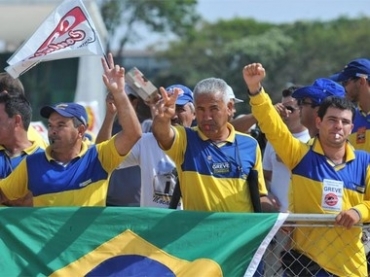 Em greve h mais de uma semana, trabalhadores dos Correios fazem manifestao em frente ao Palcio do Planalto. 