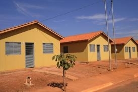 So todas casas forradas com PVC e tm sala e cozinha integrada, 2 quartos, banheiro social e piso nas molhadas