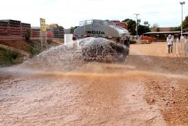 Caminho pipa molha o entorno da Arena Pantanal para amenizar a poluio com a obra