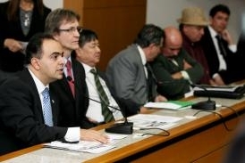 Secretrio Francisco Vuolo, deputado federal Pedro Uczai, e Noburo Ofugi da ANTT assinam Termo de Compromisso.