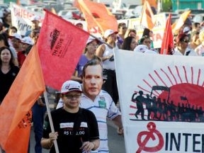 Aps a assembleia, professores em greve fizeram uma passeata at a Praa Ipiranga 