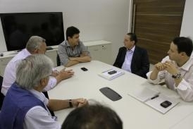 Presidente da Agecopa, Eder Moraes, e demais diretores durante reunio com o prefeito de Cuiab, Chico Galindo 