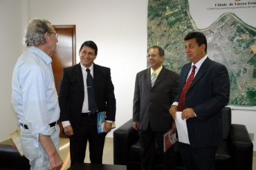 Membros do TRT, em visita ao prefeito de Vrzea Grande Murilo Domingos.