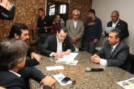 Governador Silval Barbosa assina termo de autorizao para abertura de concurso pblico para UNEMAT, em Cuiab