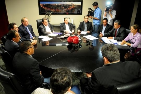 Governador Silval Barbosa em reunio no gabinete com prefeitos de Cuiab, Chico Galindo e Vrzea Grande, Tio Zaeli.