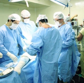 Mdicos em trabalho de cirurgia ortopdico