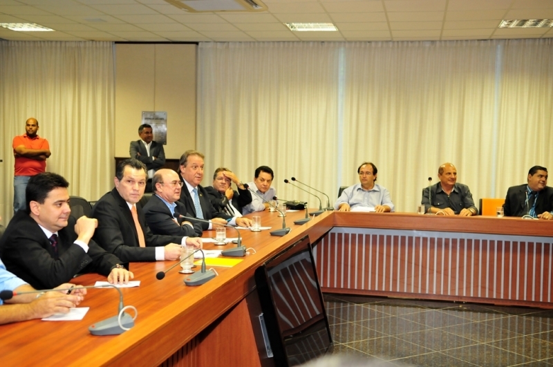 Em reunio ampliada com deputados, Silval indicou der Moraes para presidir a Agecopa.