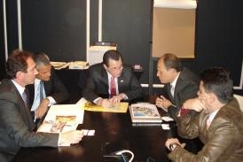 Governador Silval Barbosa e os secretrios Pedro Nadaf e Eder Moraes em reunio com representantes da motorola