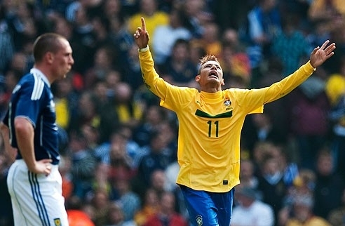 Neymar fez os dois gols do Brasil e comandou a vitria sobre a Esccia, em Londres