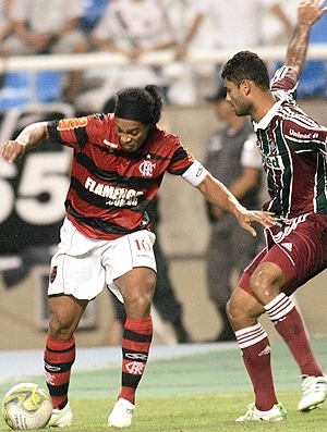 Ronaldinho Gacho tenta se livrar de Gum