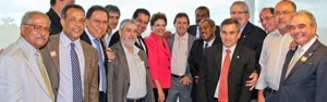 A presidente Dilma e o ministro Gilberto Carvalho posam para foto com lderes das centrais sindicais