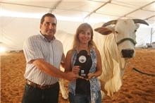 Dora de Castro recebe o premio pela Campe Matriz Modelo de Luis Otavio, da Carpa Serrana