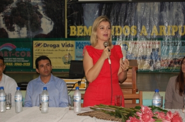 Deputada Luciane Bezerra, PSB, falando aos muncipes de Aripuan 