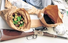 Armas e munies encontradas pelos policiais em ponto de venda de drogas em Vrzea Grande 