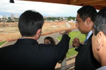 Ministro do Esporte, Orlando Silva, conheceu o canteiro de obras da Arena Pantanal em Cuiab