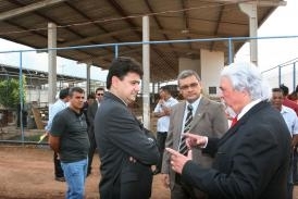 Secretrio Paulo Lessa conversa com Eder Moraes e Diogenes Curado durante visita ao CRC