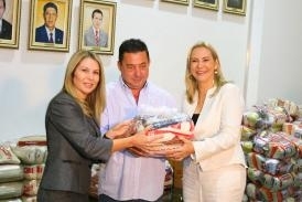 Secretria Roseli Barbosa recebe alimentos para a campanha Natal das Crianas durante solenidade na AL