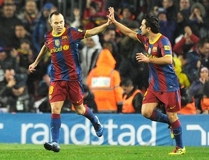 Xavi comemora o primeiro gol do Barcelona no clssico desta segunda.