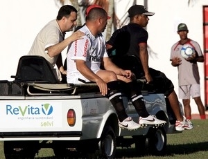Ronaldo sai de campo machucado contra Vitria