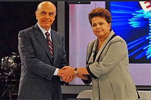 O candidato do PSDB  Presidncia, Jos Serra, e a do PT, Dilma Rousseff, se cumprimentam em debate promovido pela Globo
