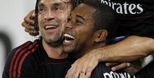 Robinho comemora seu gol diante do Napoli (foto:EFE)