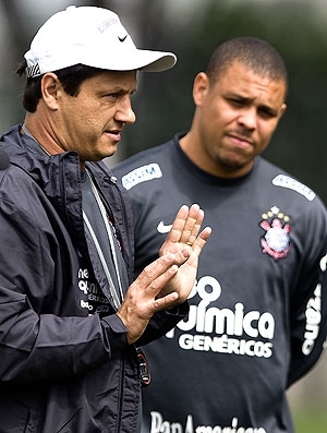 Adilson Batista e Ronaldo no treino do Corinthians