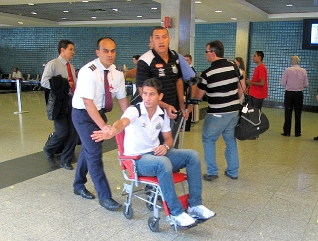 Ganso chega de cadeira de rodas em So Paulo (Foto: Adilson Teixeira Barros / Globoesporte.com)