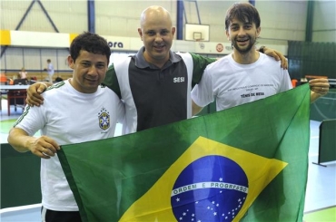 Aderson Kunz e Raimundo Teles, de branco, junto com coordenador de Lazer do SESI-MT Sandro Abro.