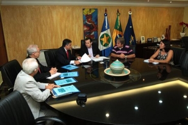 Governador Silval Barbosa recebe em audincia prefeito de Rosrio Oeste e representantes de fbrica de cimento