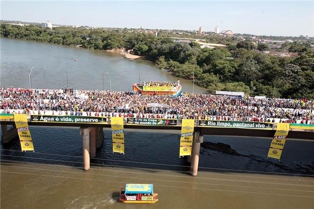 Estudantes e simpatizantes da causa ambiental estiveram na ponte Jlio Mller que liga a Capital e Vrzea Grande