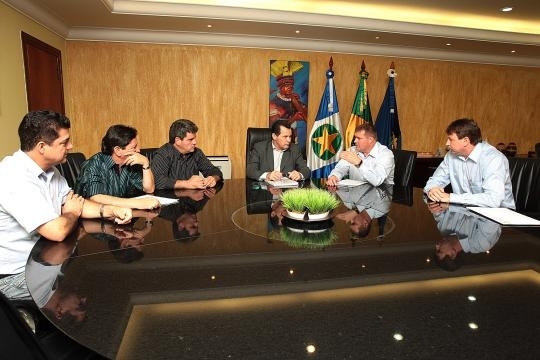 Governador Silval Barbosa recebe visita de prefeitos, no Paiagus