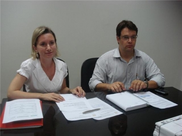 Novo presidente do Sinecal-MT, Gustavo de Oliveira, ao lado da ex-presidente
