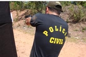 Policiais civis fazem treinamento de tiro.