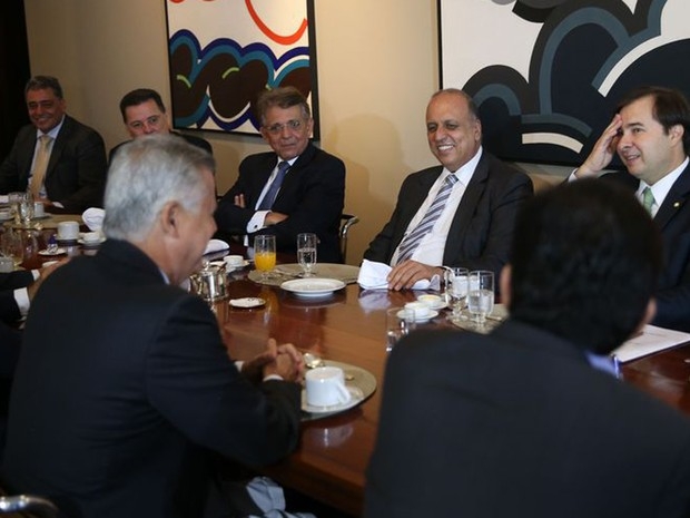 O presidente da Cmara, Rodrigo Maia (com a mo na cabea.) recebeu governadores para um caf da manh em sua residncia