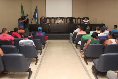 Deputado Eduardo Botelho recebe representantes de pescadores